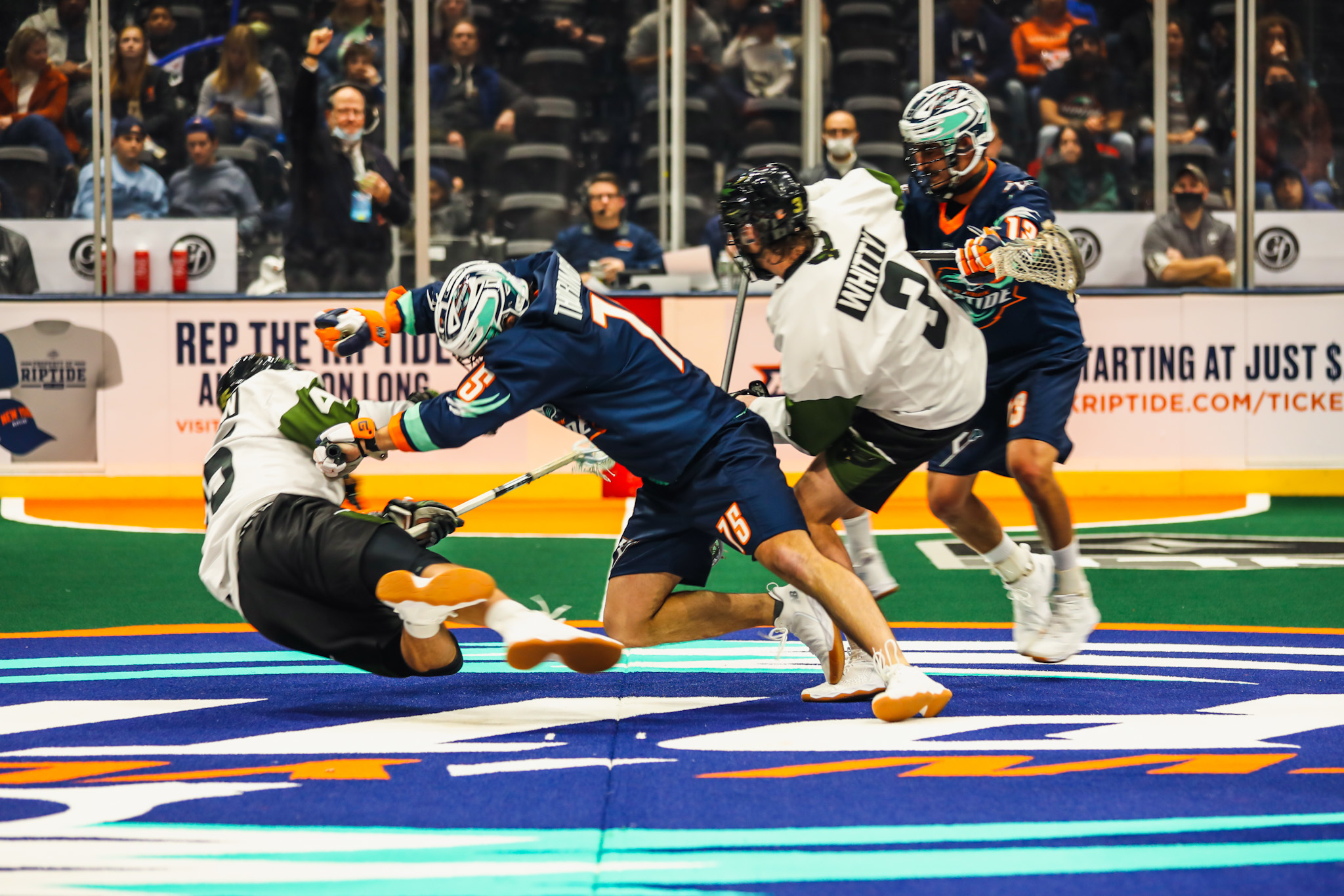 Seals defeat Mammoth 11-8 in last regular season game